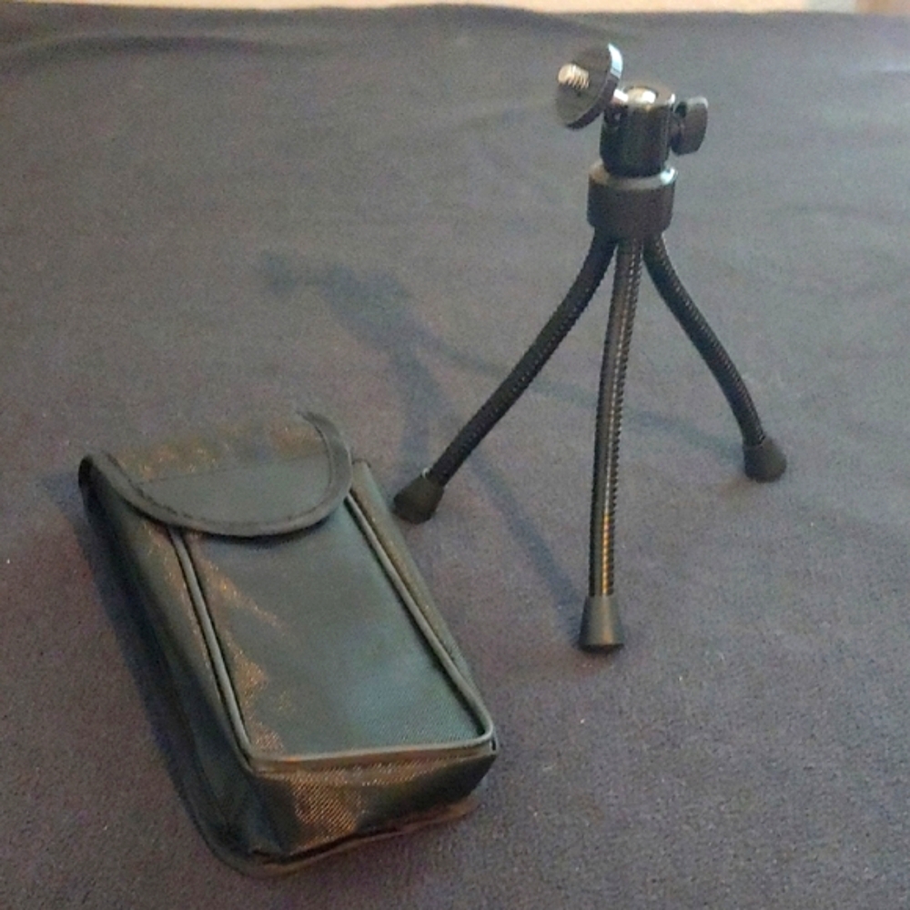 Compact & Flexible Black Tripod with Black Case * Universal